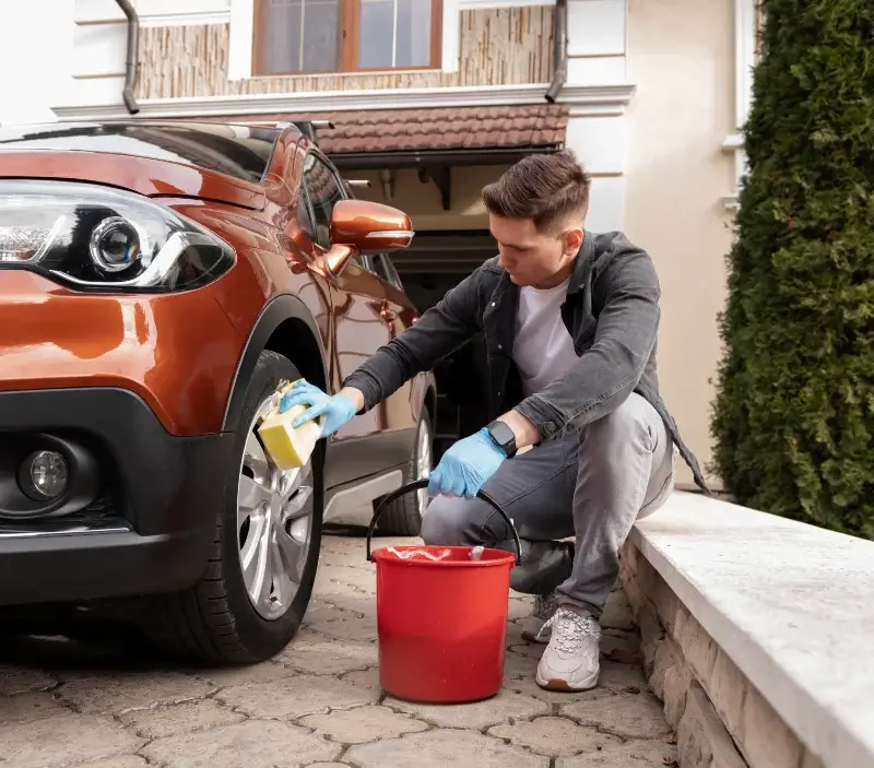 Lavage auto à domicile Saint-Cyr-le-Gravelais : professionnel intervenant sur un véhicule